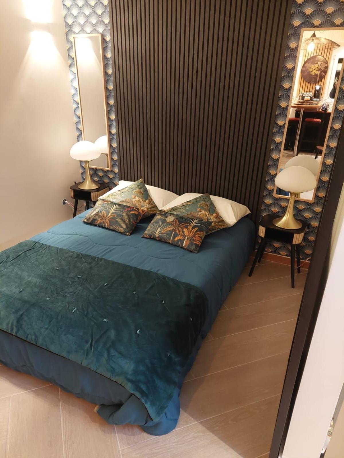 Paris-julesverne-bienvenue-terrasse-netflix Apartment